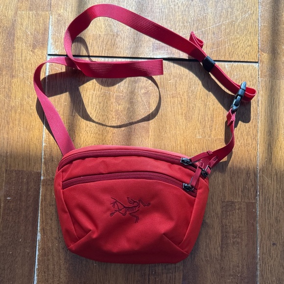 Arc'teryx Mantis 1 Red Belt Bag - Picture 1 of 2